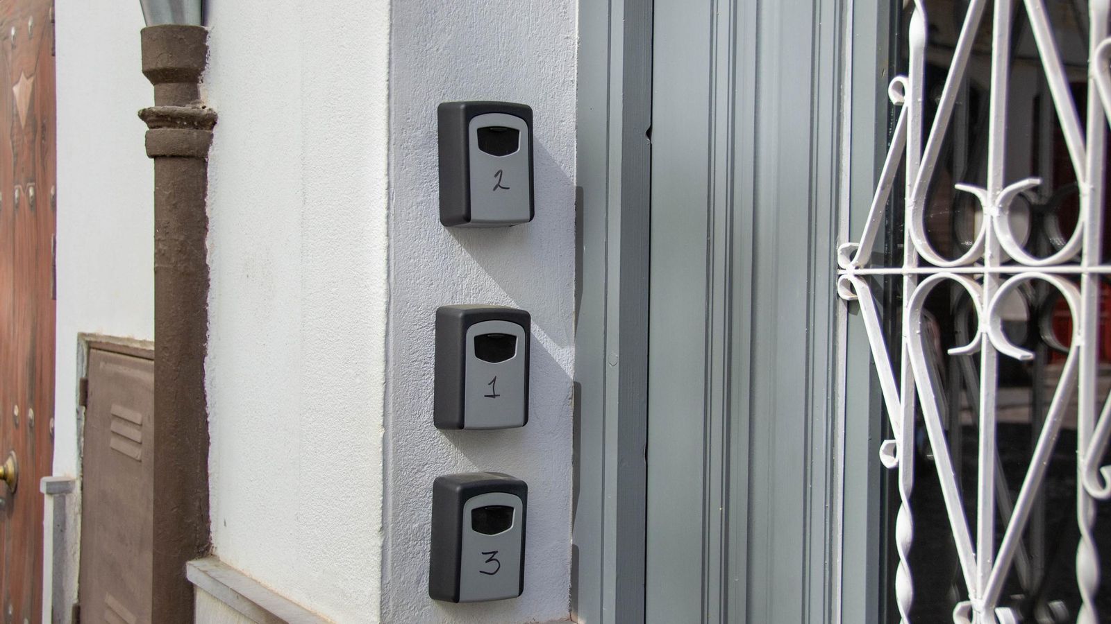 Tres cajas de seguridad de llaves en las puertas de un bloque de pisos Tres cajas de seguridad de llaves en las puertas de un bloque de pisos