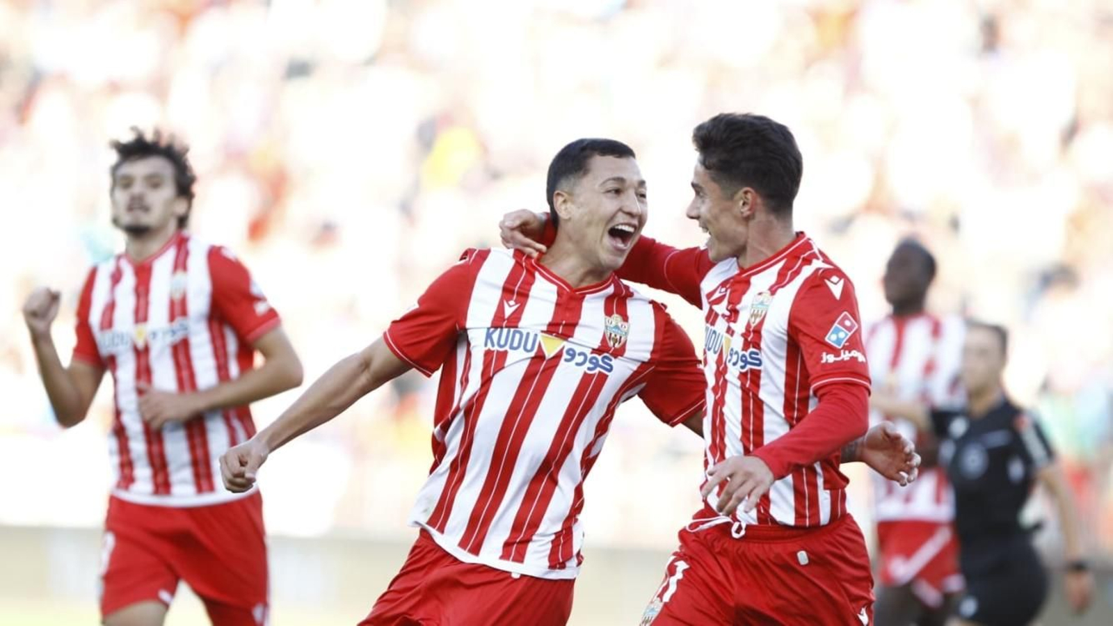 Thalys y Sergio Arribas celebran el primer tanto de los rojiblancos con Gui Guedes de fondo.