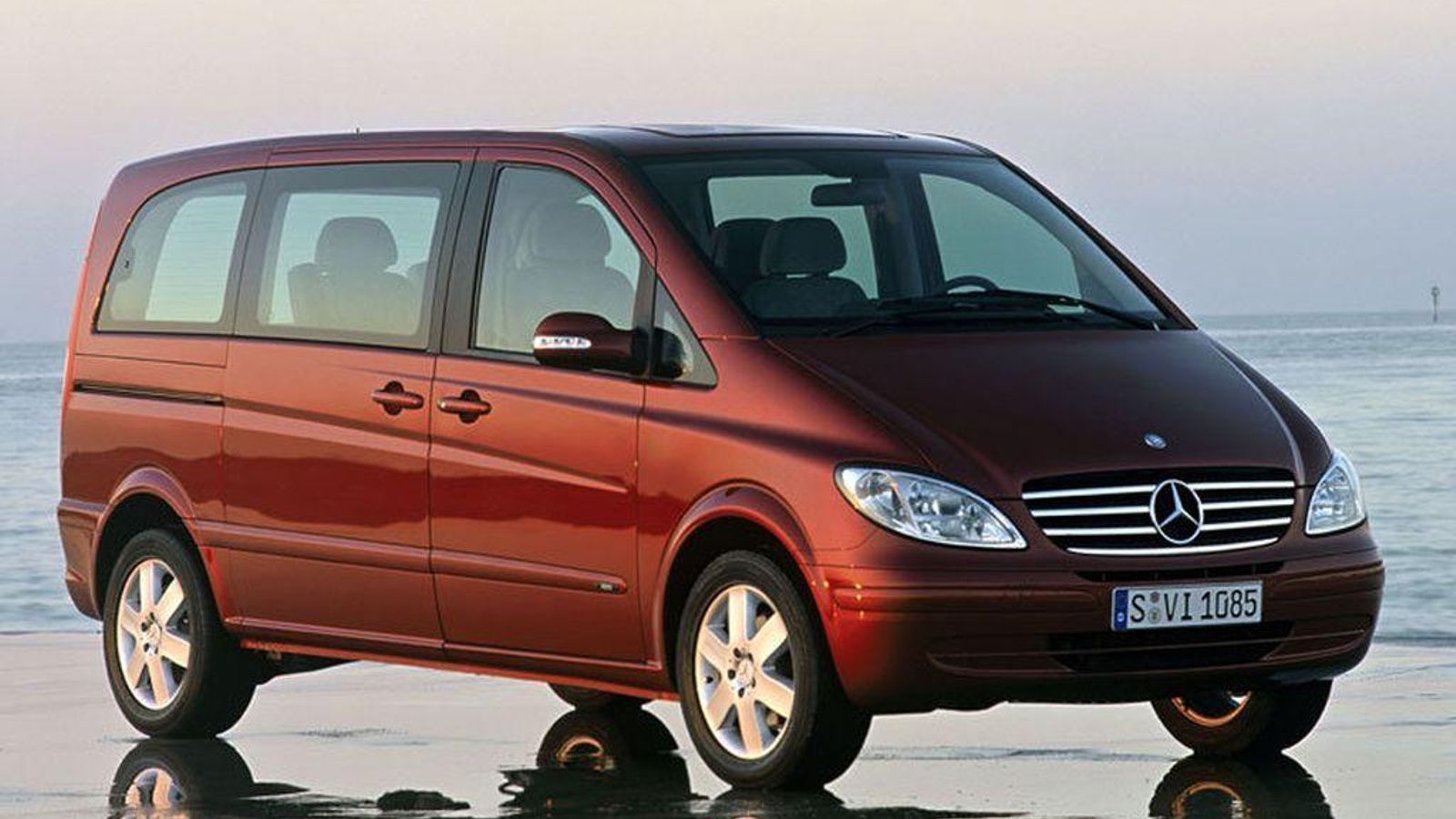 Un Mercedes-Benz Viano del año 2003.