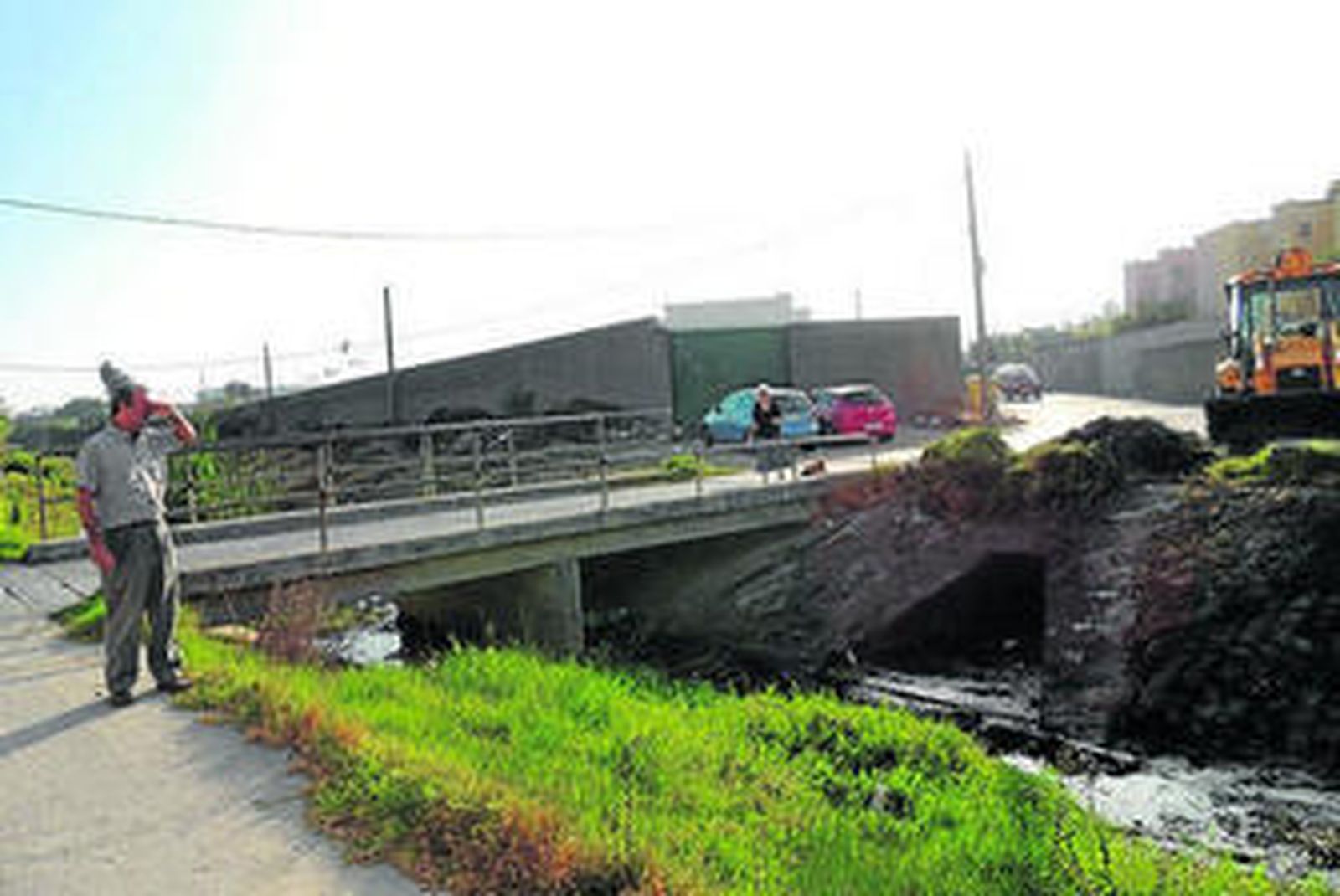 Vera supervisa los trabajos, ayer en el río Cachón.