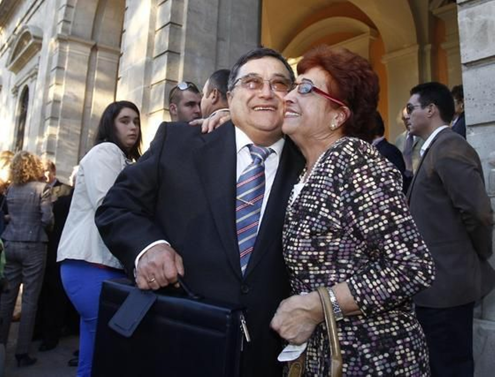 Los placeros recogen el maletín con la llave de su nuevo puesto.

Foto: Antonio Pizarro