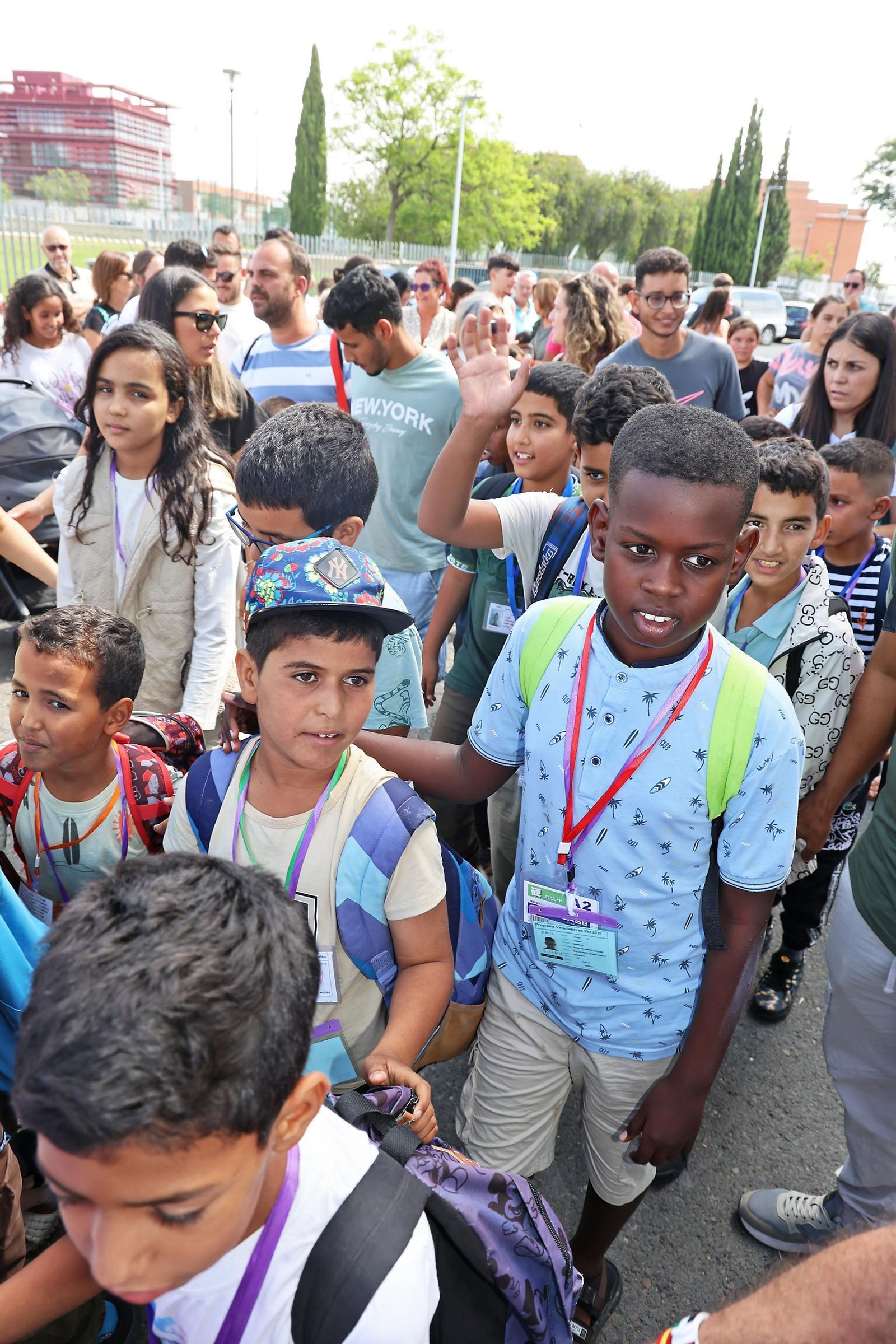 Imágenes del recibimiento a los  niños procedentes de los campamentos saharauis que pasarán sus vacaciones en Huelva