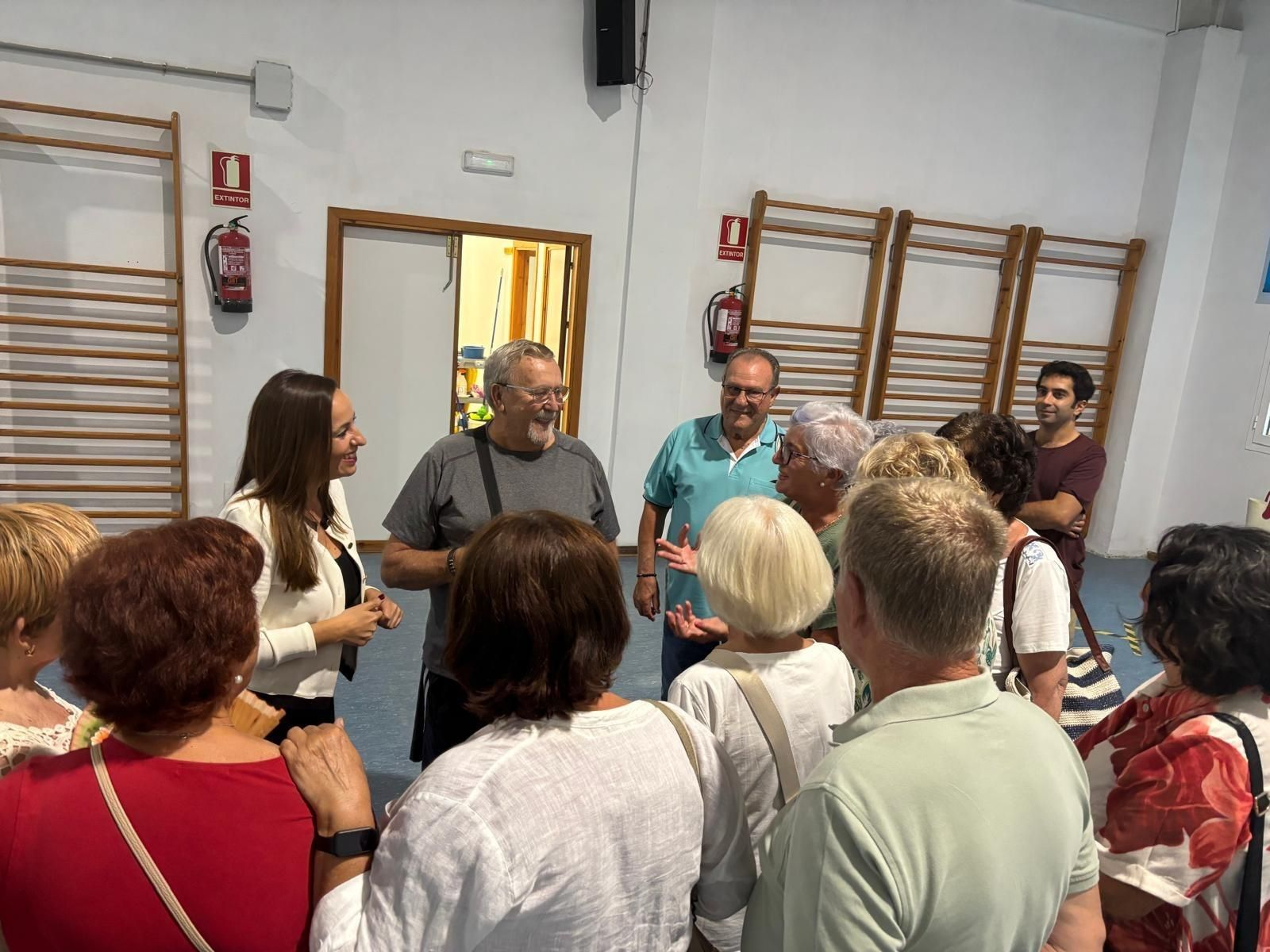 La concejala Virginia Martín con una grupo de personas mayores que participa en este programa.