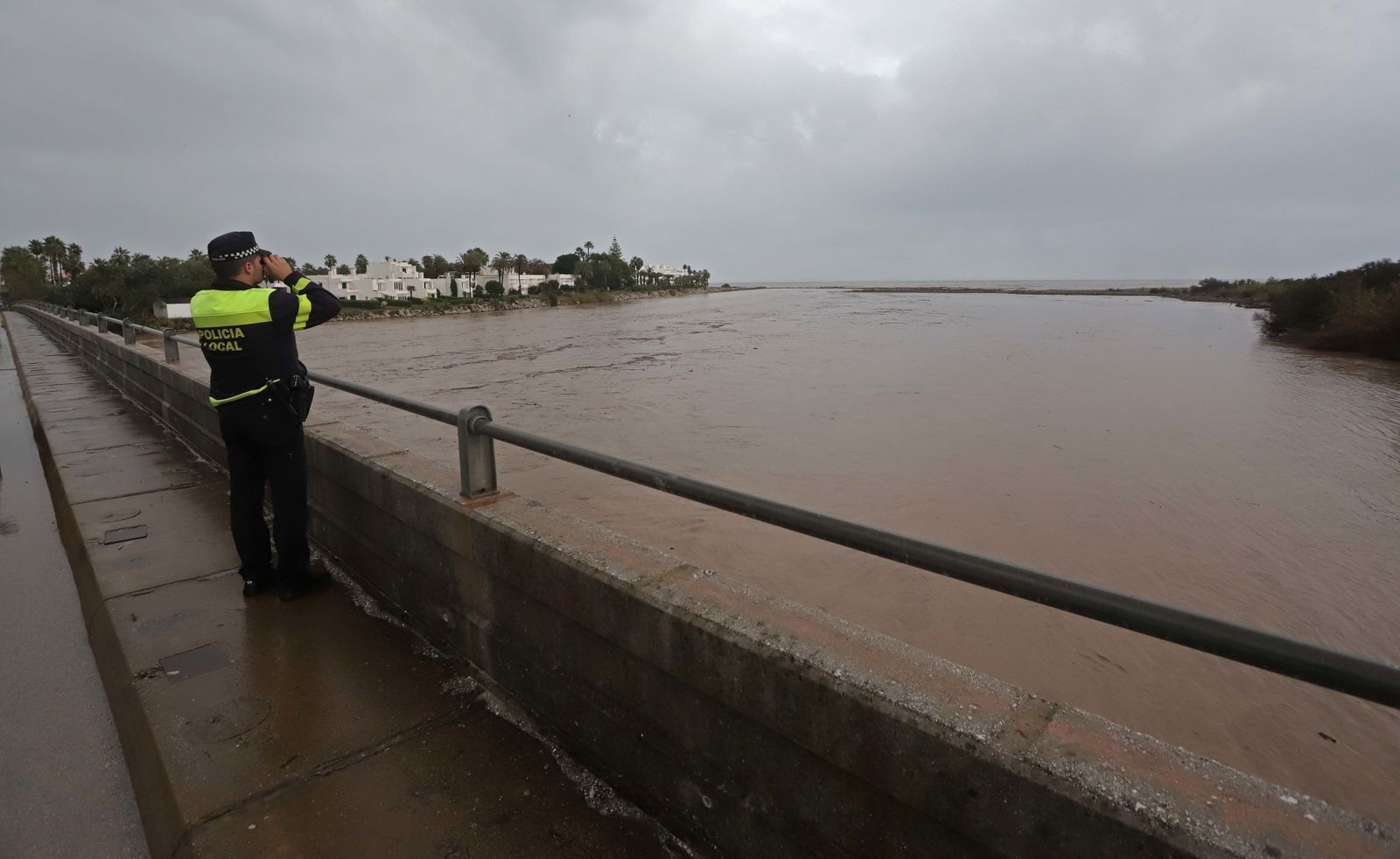 Un policía local vigila la desembocadura del río Guadiaro