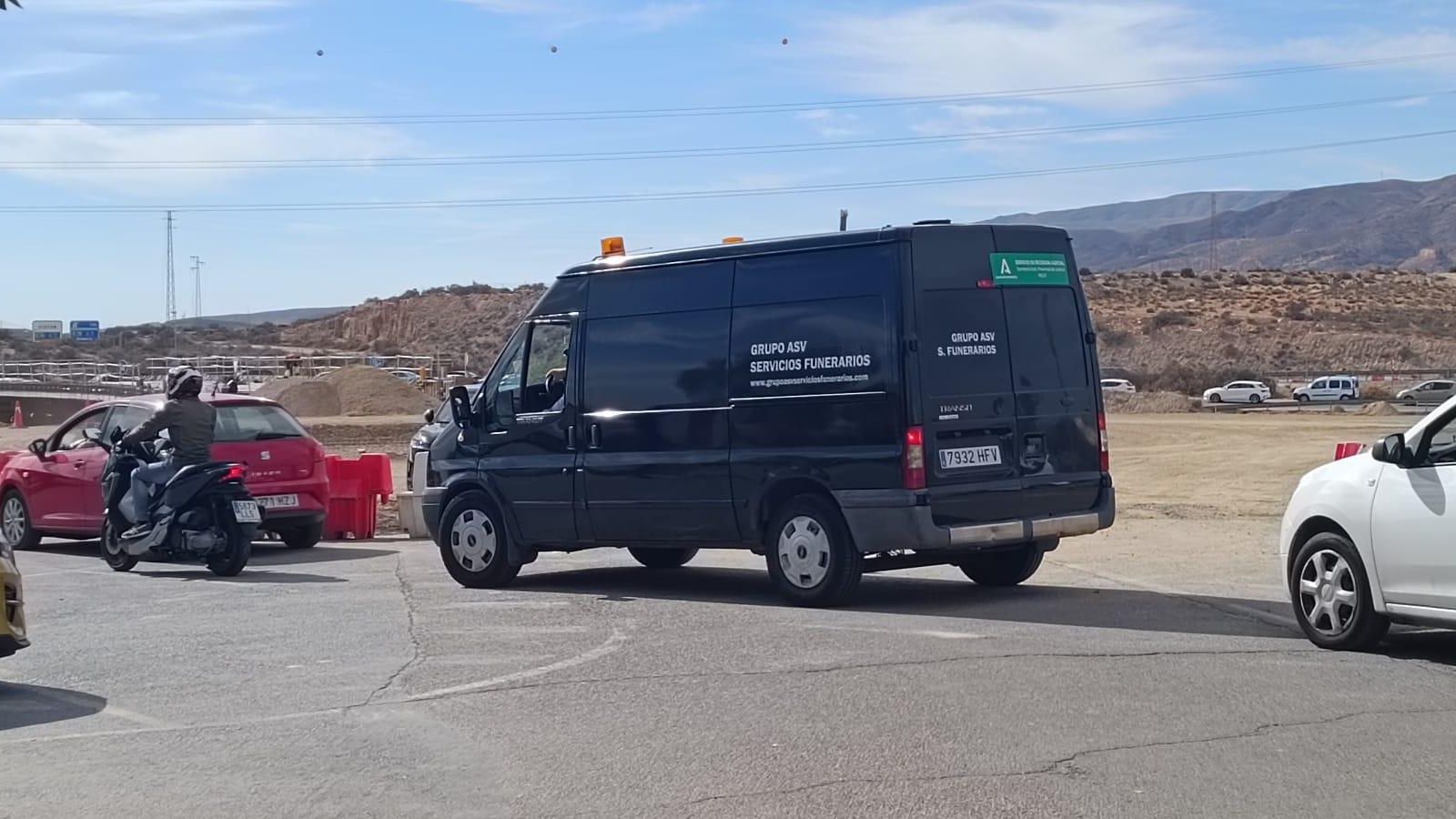 La funeraria con los restos mortales del militar fallecido esta mañana en la base de la Legión de Viator (Almería)