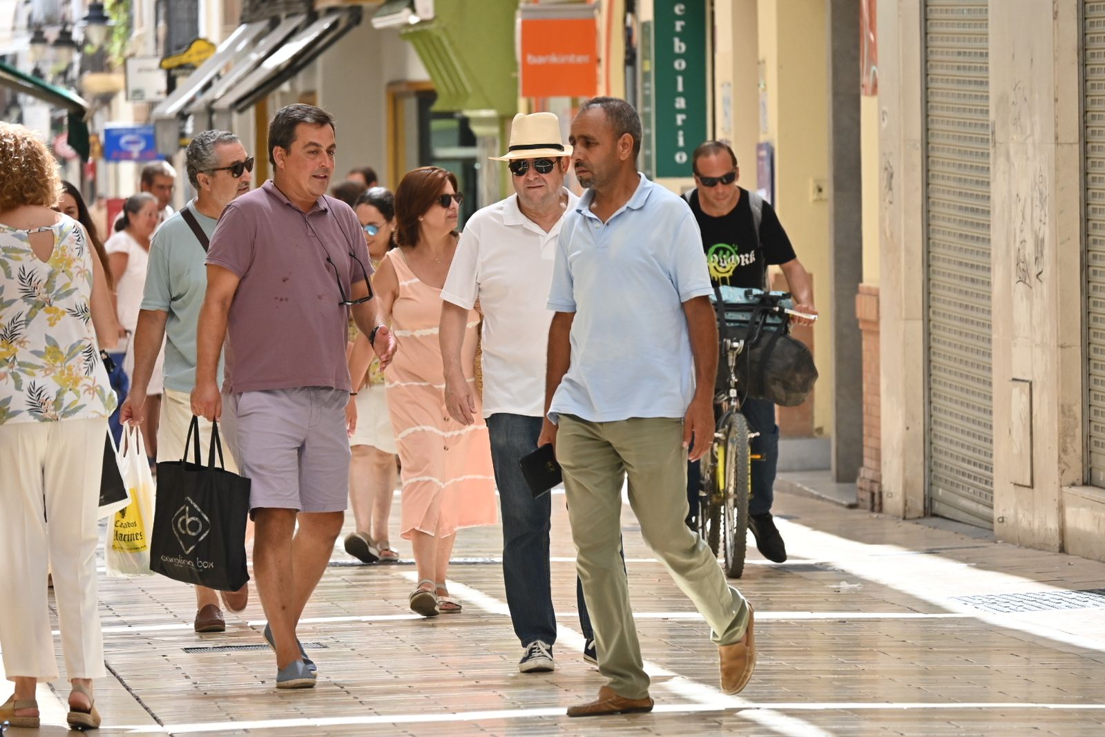 Las mejores imágenes de este sábado de intenso calor en las calles de Huelva