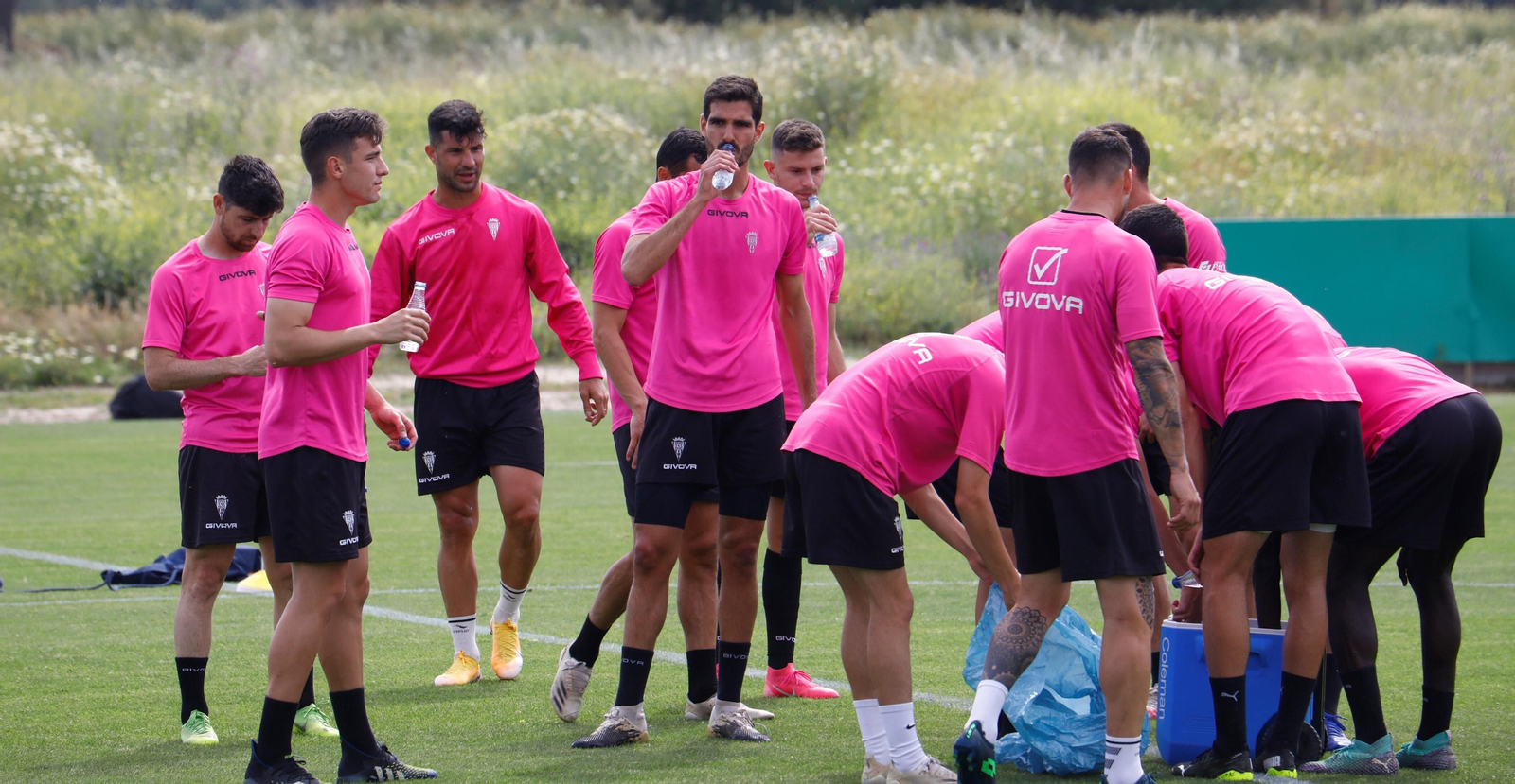 Los jugadores del Córdoba CF se refrescan al término del entrenamiento.