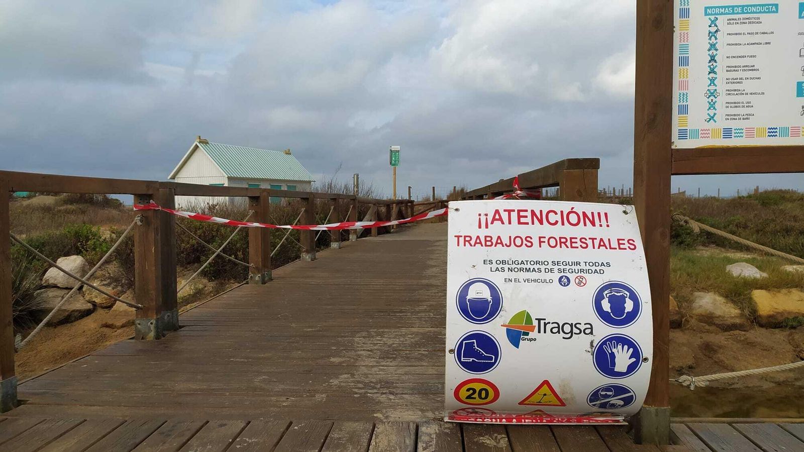 Acceso restringido a la playa de Camposoto por la intervención que se lleva a cabo en la arena.