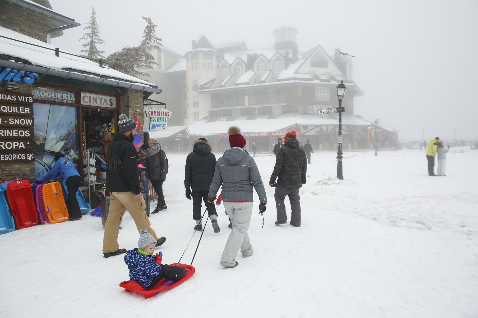 Sierra Nevada : Un primer día de esquí a medio gas condicionado por un fuerte temporal