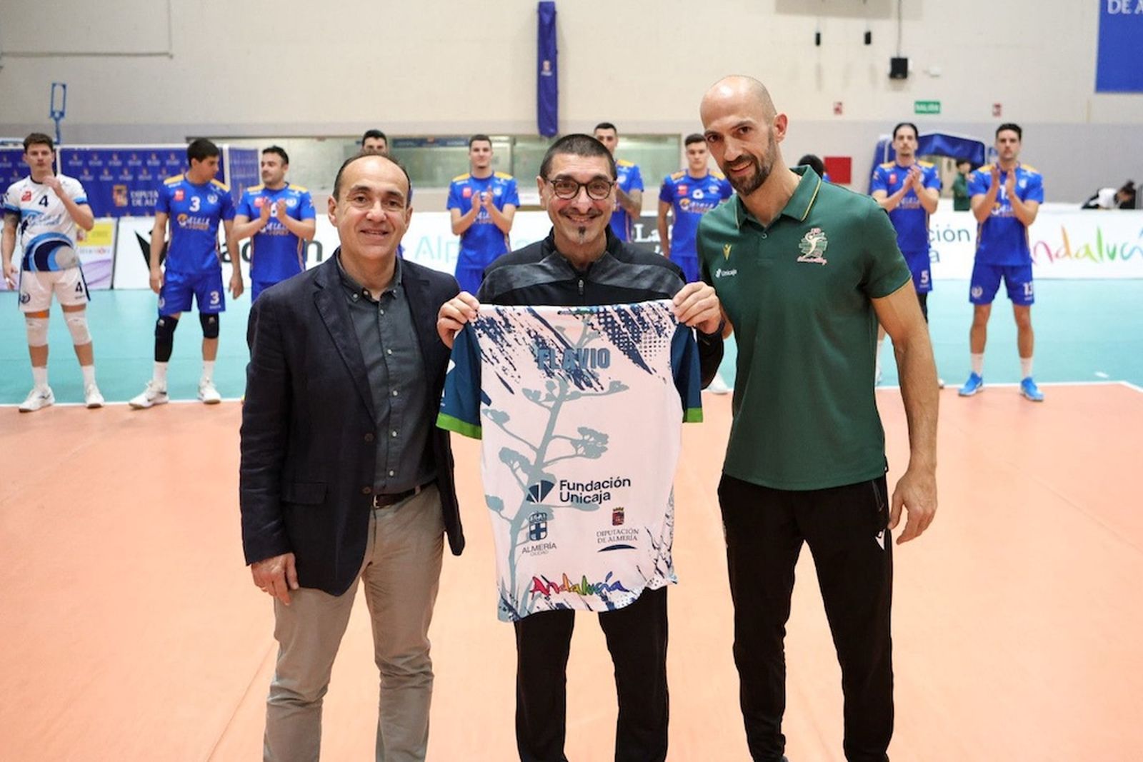 El presidente ahorrador, Pablo Martínez, e Israel Rodríguez entregan una camiseta como homenaje a Flavio Calafell, segundo entrenador de CV Melilla, que ha superado un cáncer.