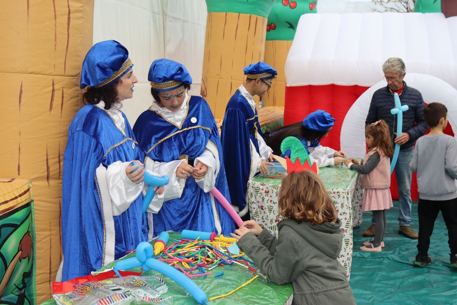 Varios menores mijeños en un taller navideño de globos.