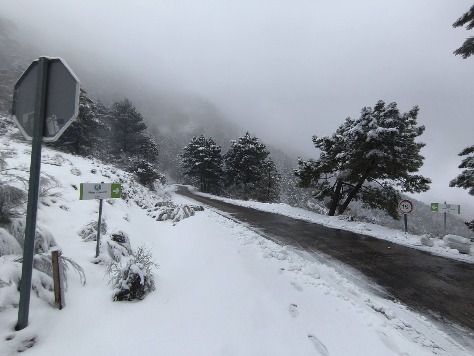 Postales de invierno: la nieve cubre Segura de la Sierra, el pueblo con el castillo más alto de Jaén, en imágenes