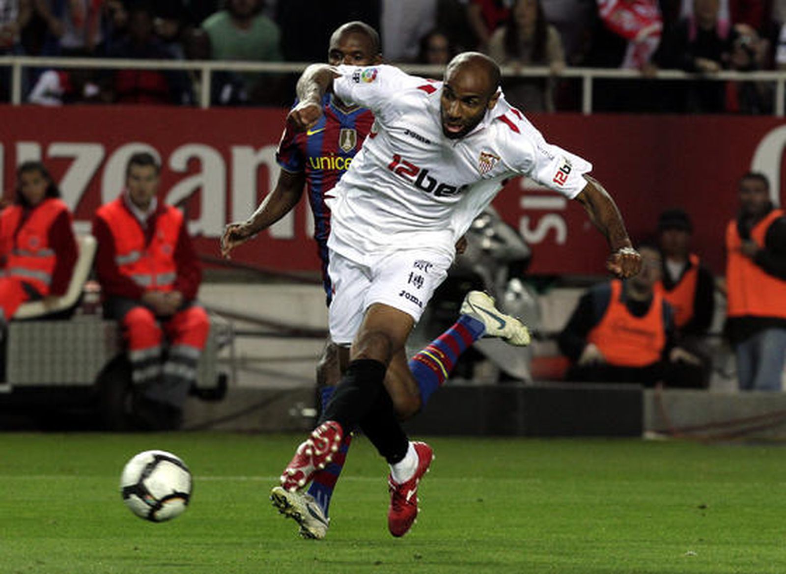 El Sevilla está más cerca de la Liga de Campeones pese a perder ante el Barcelona con diez jugadores por expulsión de Konko. / Antonio Pizarro