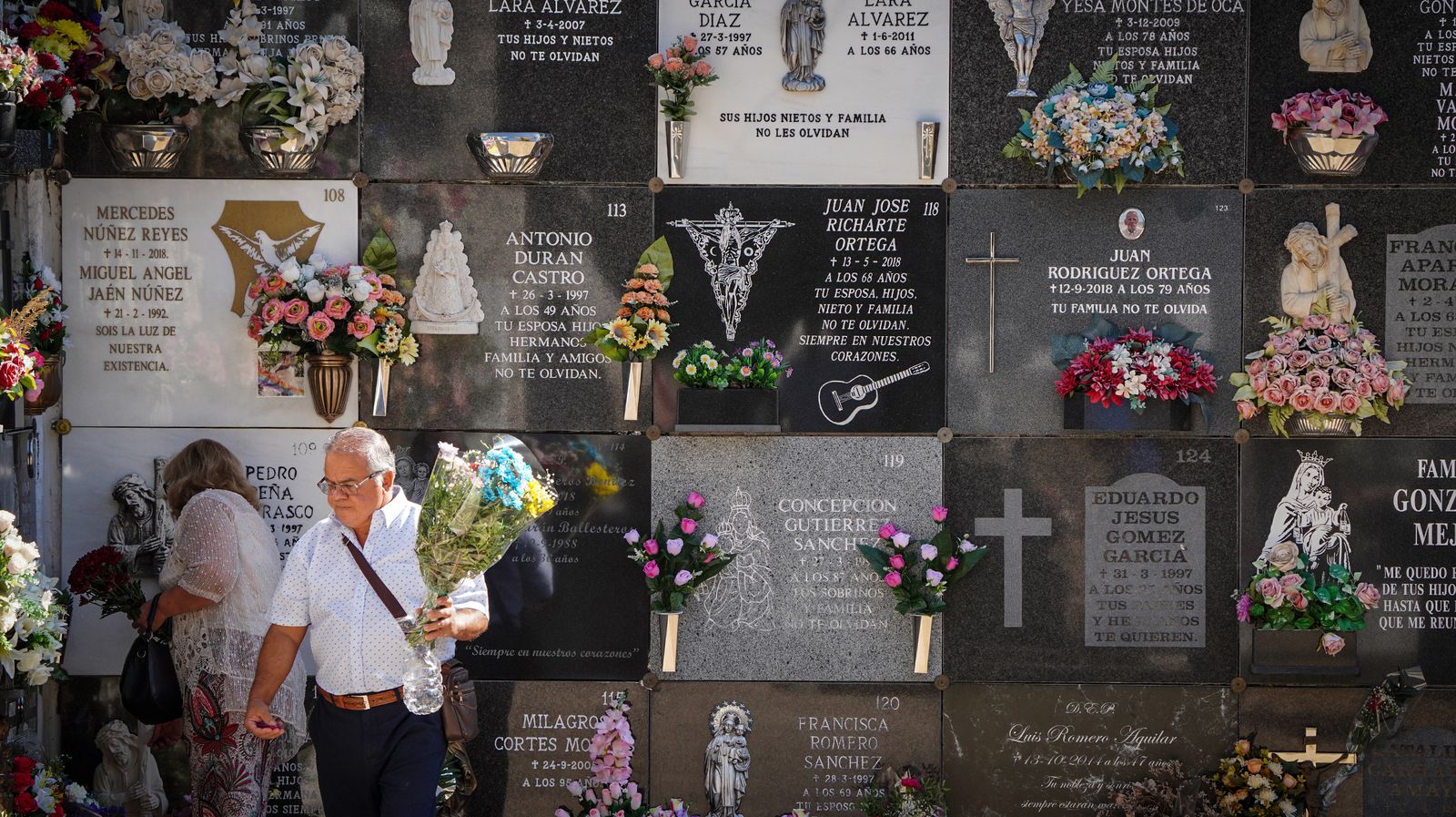 Día de recuerdo y emociones en el cementerio de Jerez