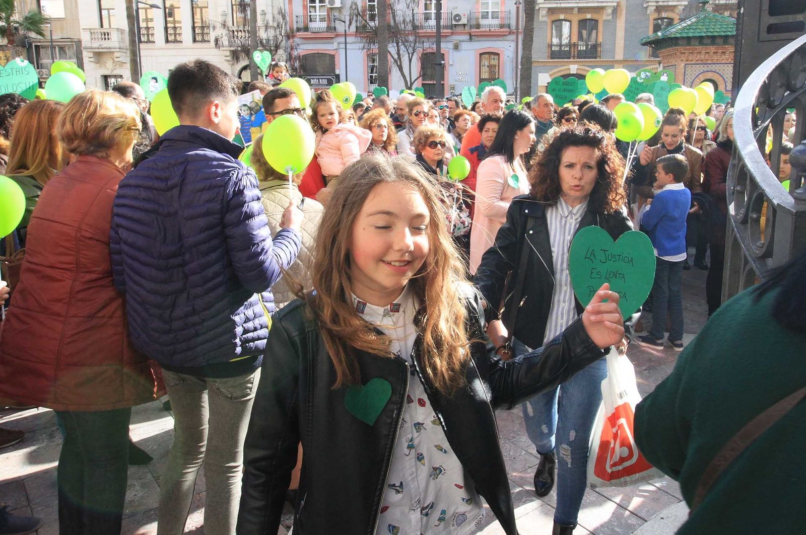 Imágenes de la concentración en la Plaza de las Monjas pidiendo justicia para las víctimas del doble crimen de Almonte
