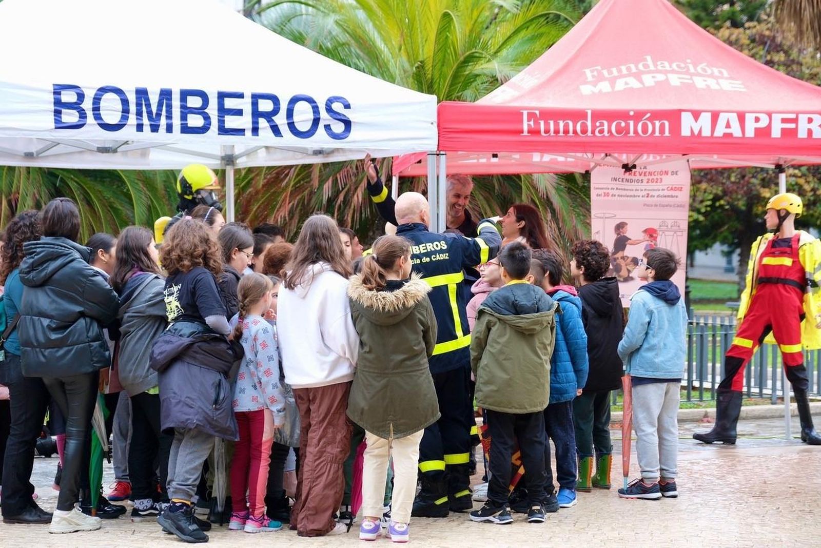 Uno de los talleres impartidos por Bomberos en la plaza España de Cádiz