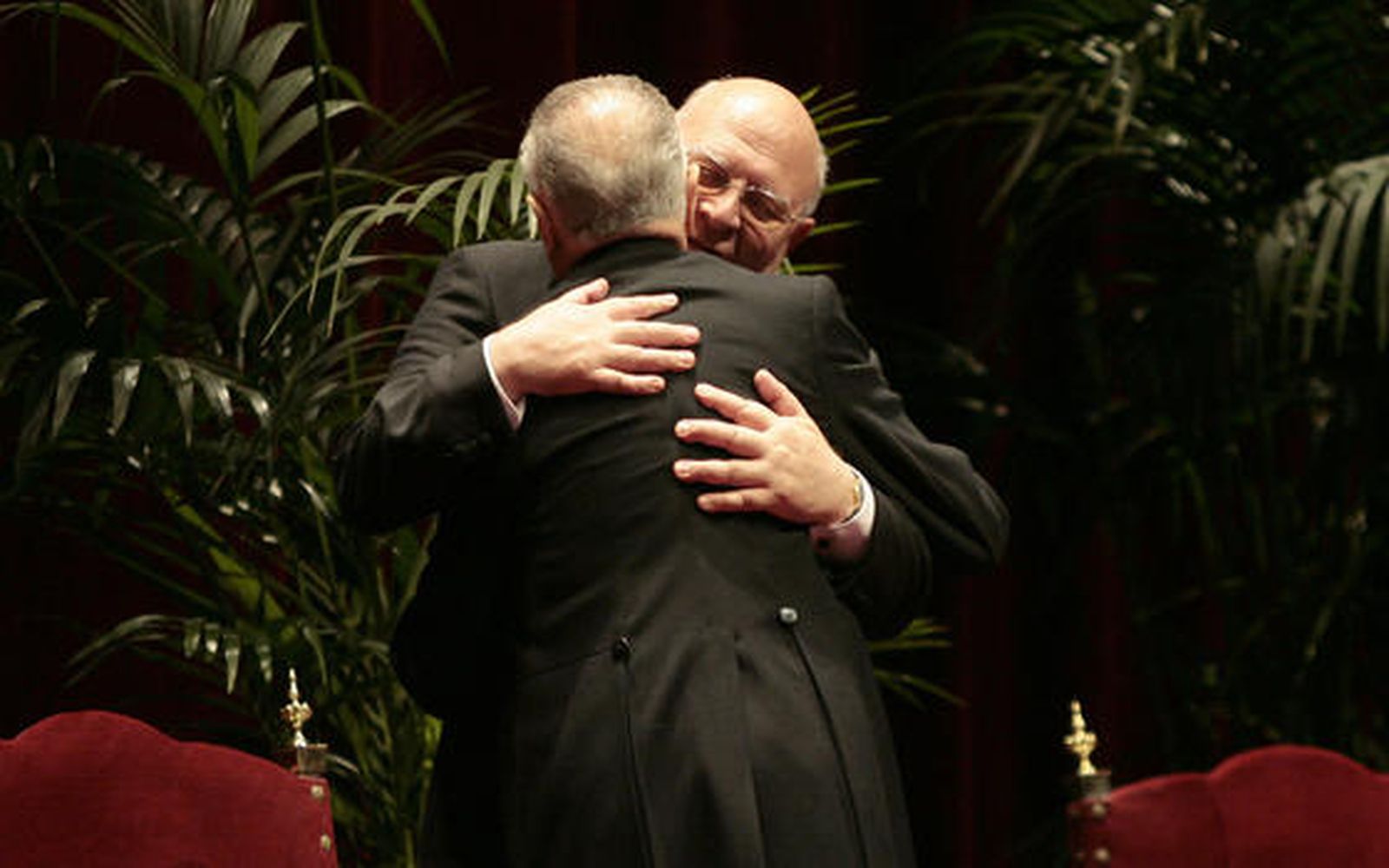 Cano-Romero abraza al presidente del Consejo General de Hermandades y Cofradías.

Foto: Juan Carlos Munoz