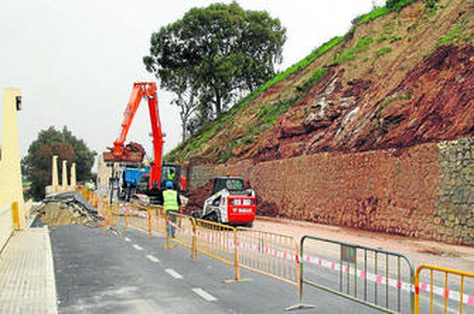Actuaciones que se están ejecutando ya en la Cuesta del Molino de Puente Genil.
