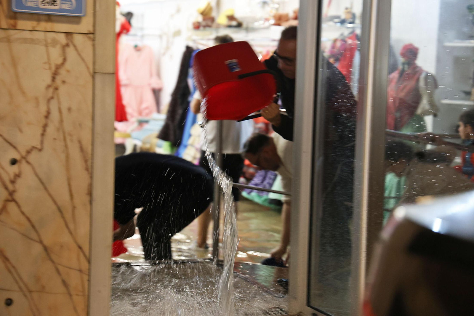 Imágenes del caos en Huelva por la borrasca Claudia con inundaciones, riadas y cortes de carreteras
