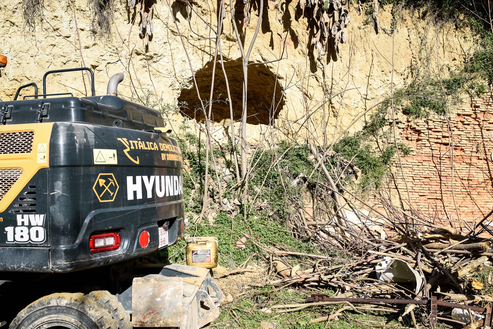 Imágenes de la demolición de una vivienda en la calle Menéndez Pidal
