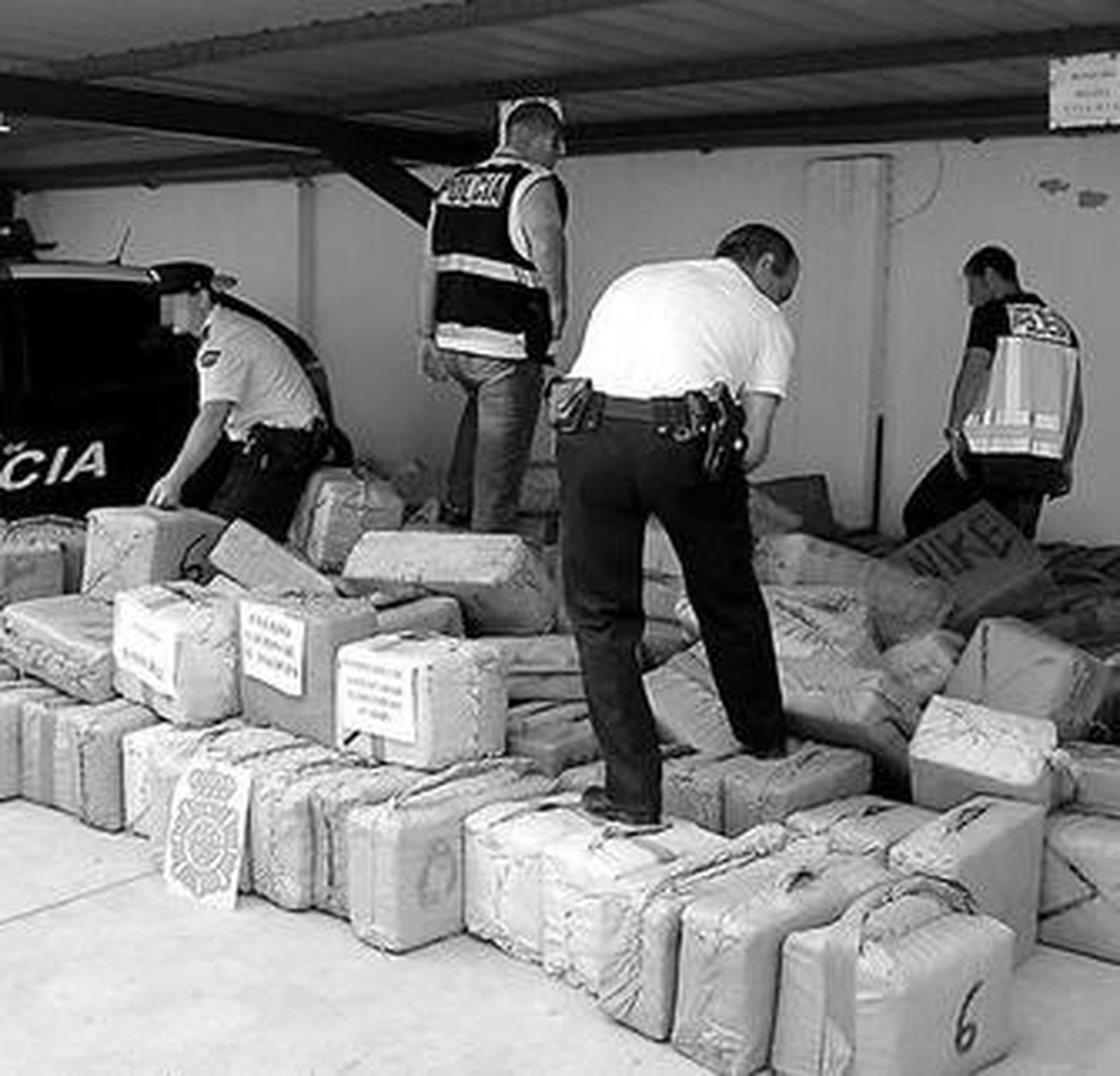 Policías,  con uno de los alijos aprehendidos en Sanlúcar.