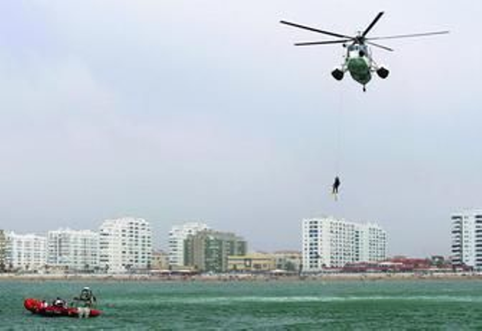 Las maniobras de rescate dejaron instantáneas espectaculares, como ésta, con la playa de Valdelagrana al fondo.