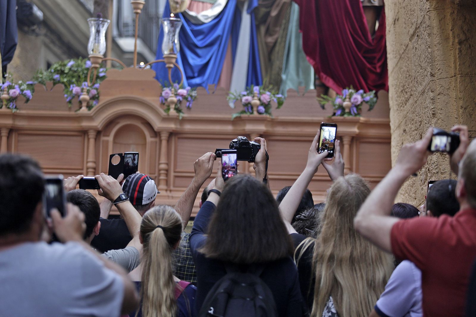 El público capta con sus cámaras el paso de la cofradía de Siete Palabras el pasado Viernes Santo.