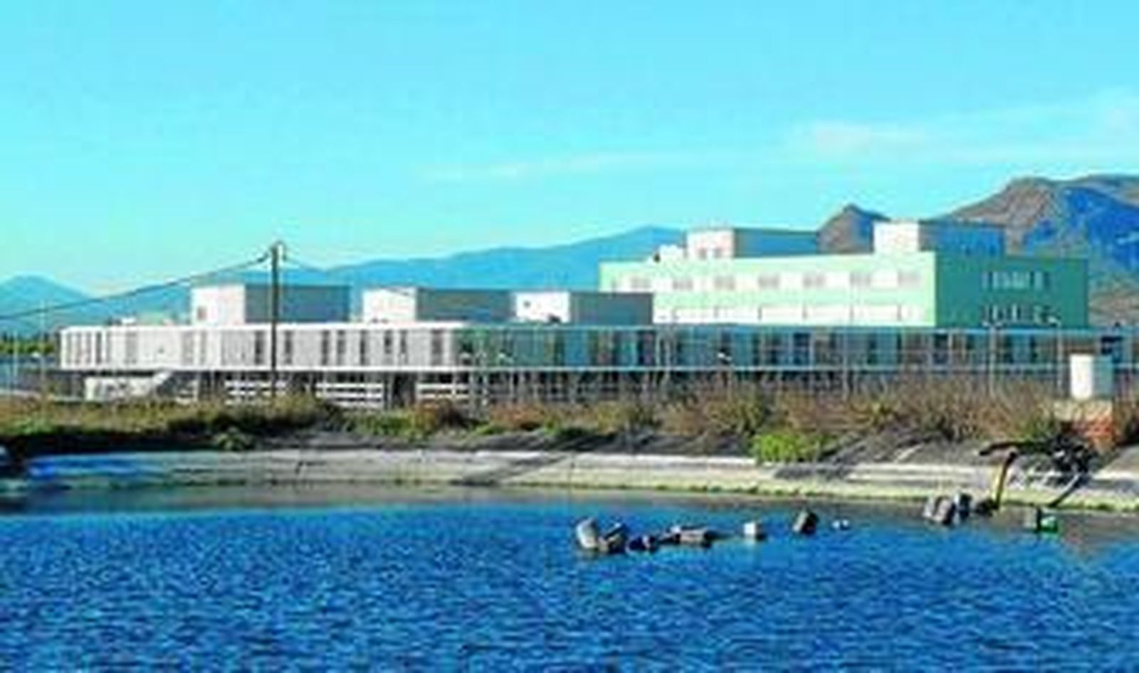 El edificio, en Cártama, lleva más de dos años acabado y sin uso.