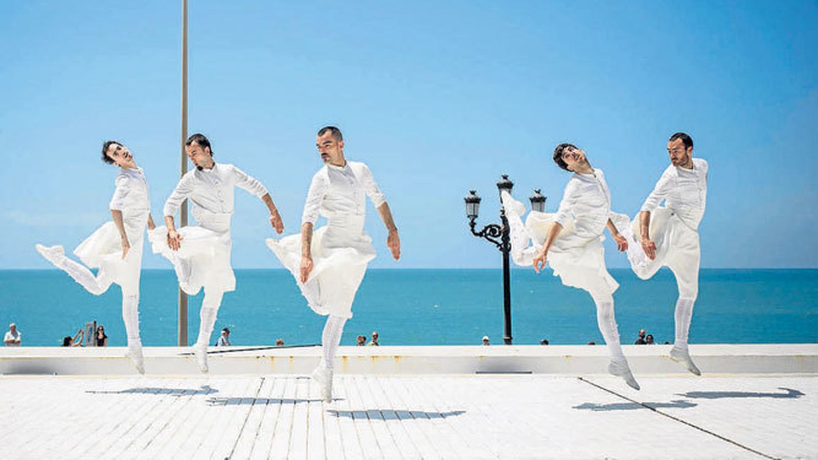 La compañía vasca Kukai Dantza en el espacio Entrecatedrales, con el mar de fondo.