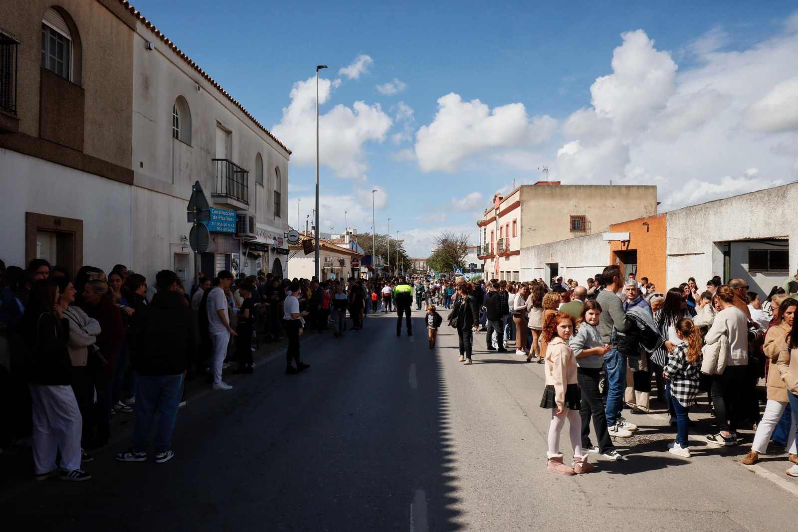 Imágenes de la salida del Amor en la Semana Santa de Chiclana 2025
