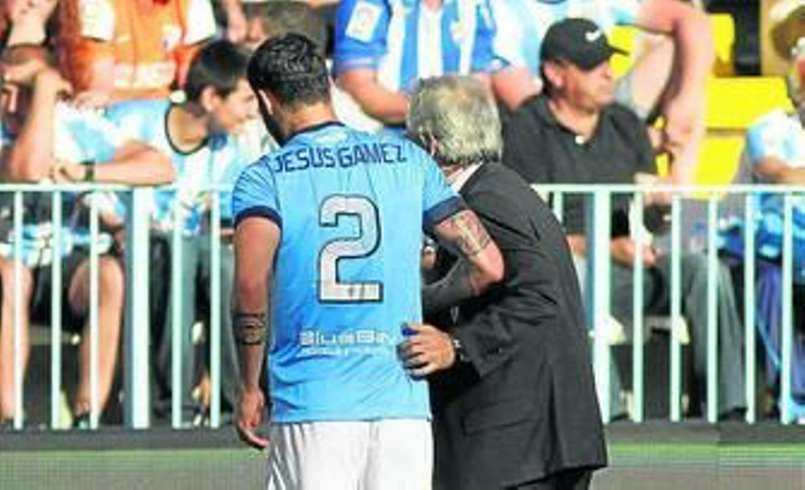 Jesús Gámez se marcha del campo con Pérez Frías.