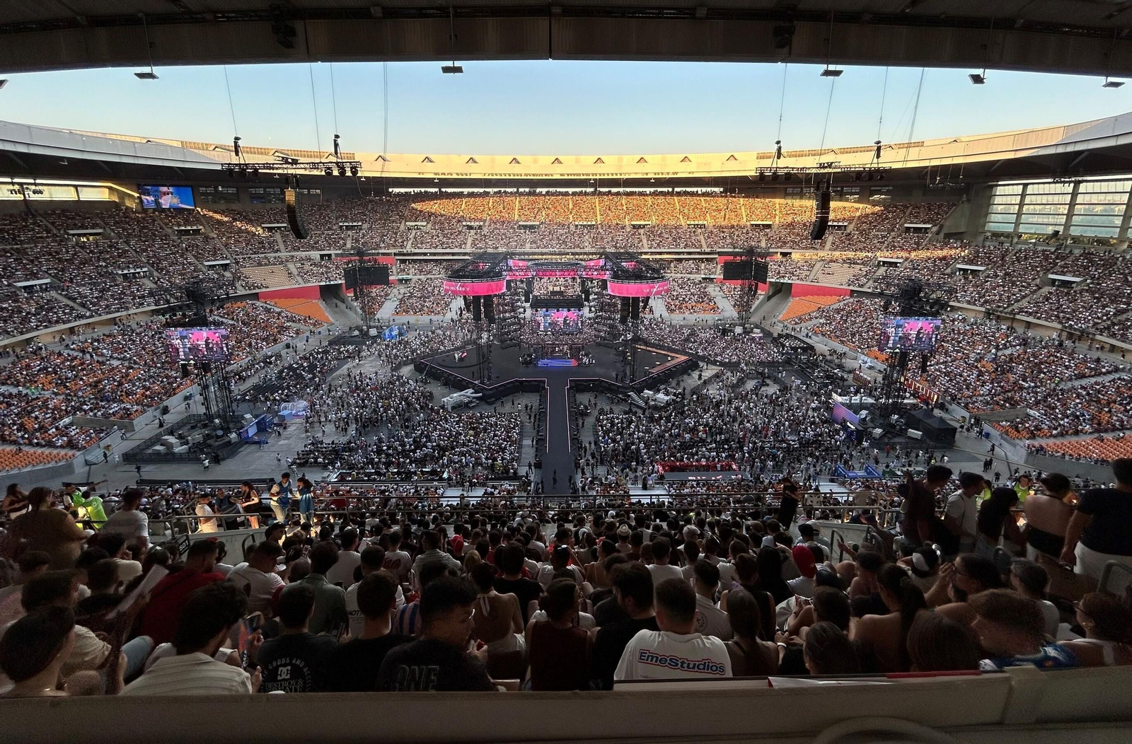 Las imágenes del lleno en el estado de la Cartuja por la Velada del Año 5