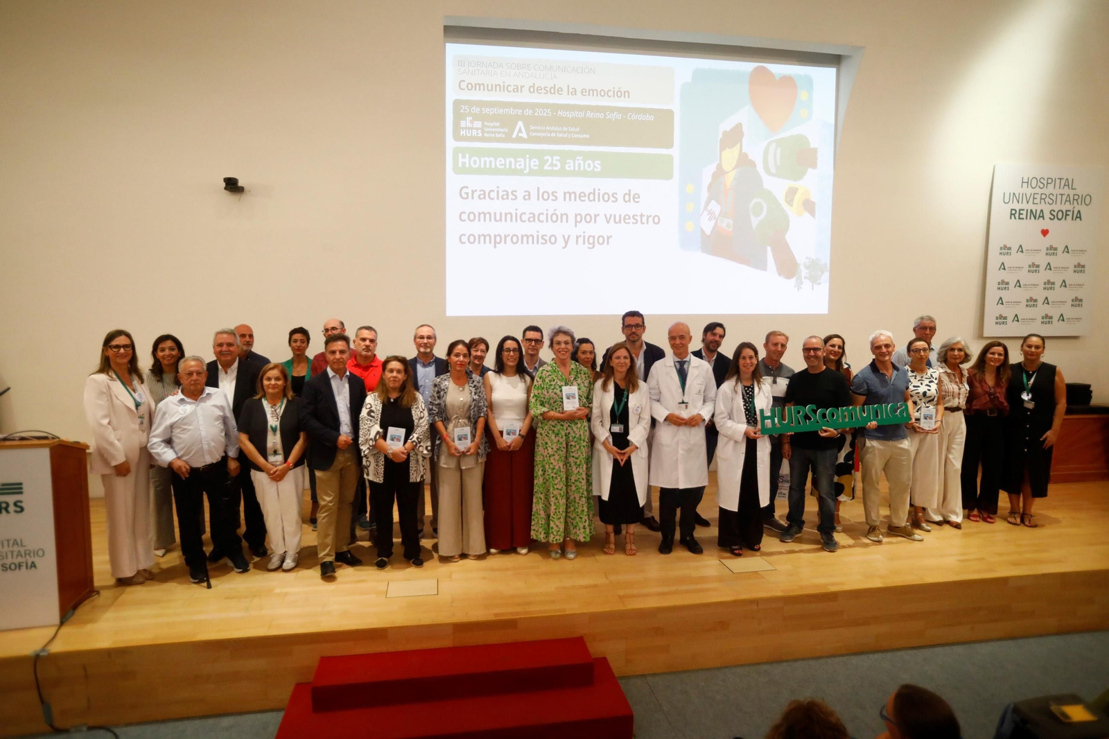 Foto de familia de los representantes de los medios de comunicación y del Hospital Reina Sofía.