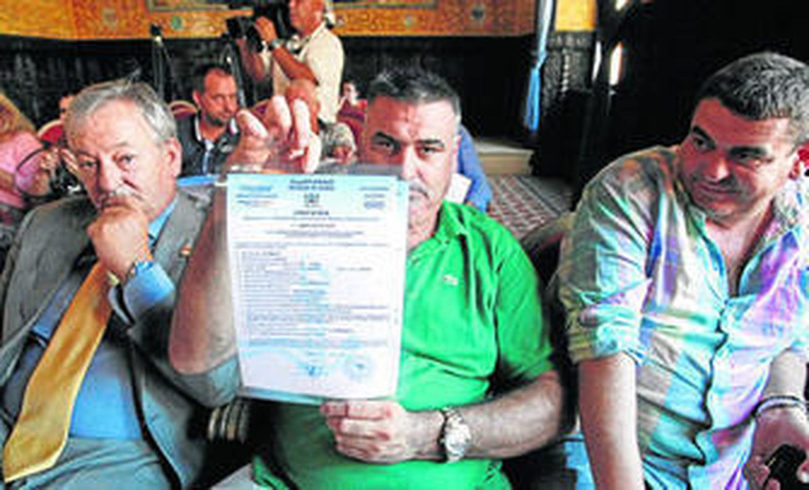 Un armador algecireño enseña su licencia, ayer en el Ayuntamiento de la citada localidad.