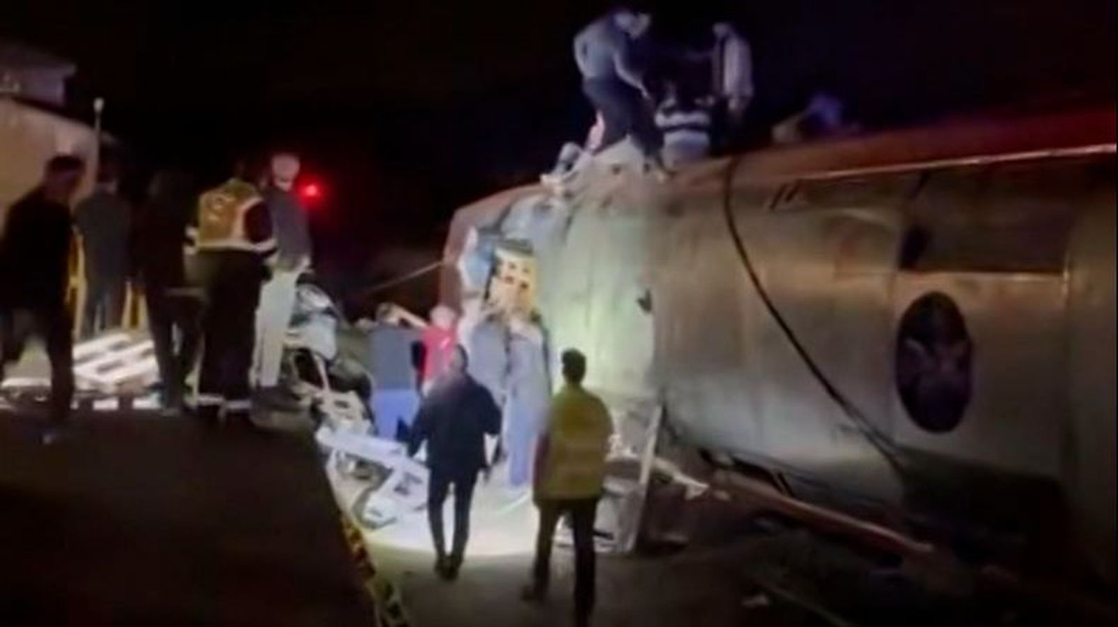 Primeros trabajos en el tres Iryo siniestrado en Adamuz.