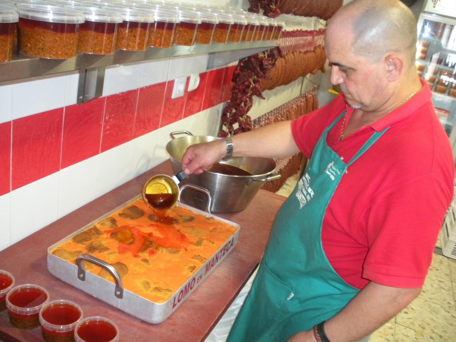 Manuel Melero, de la Carnicería de Paco Melero, en Vejer, elaborando lomo en manteca, en una imagen de archivo.