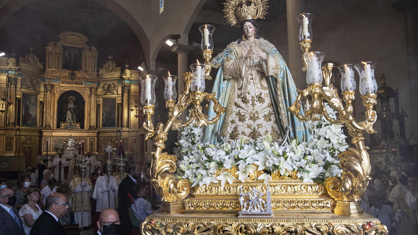 El paso de la Inmaculada Concepción saliendo de la Parroquia de Nuestra Señora de los Dolores