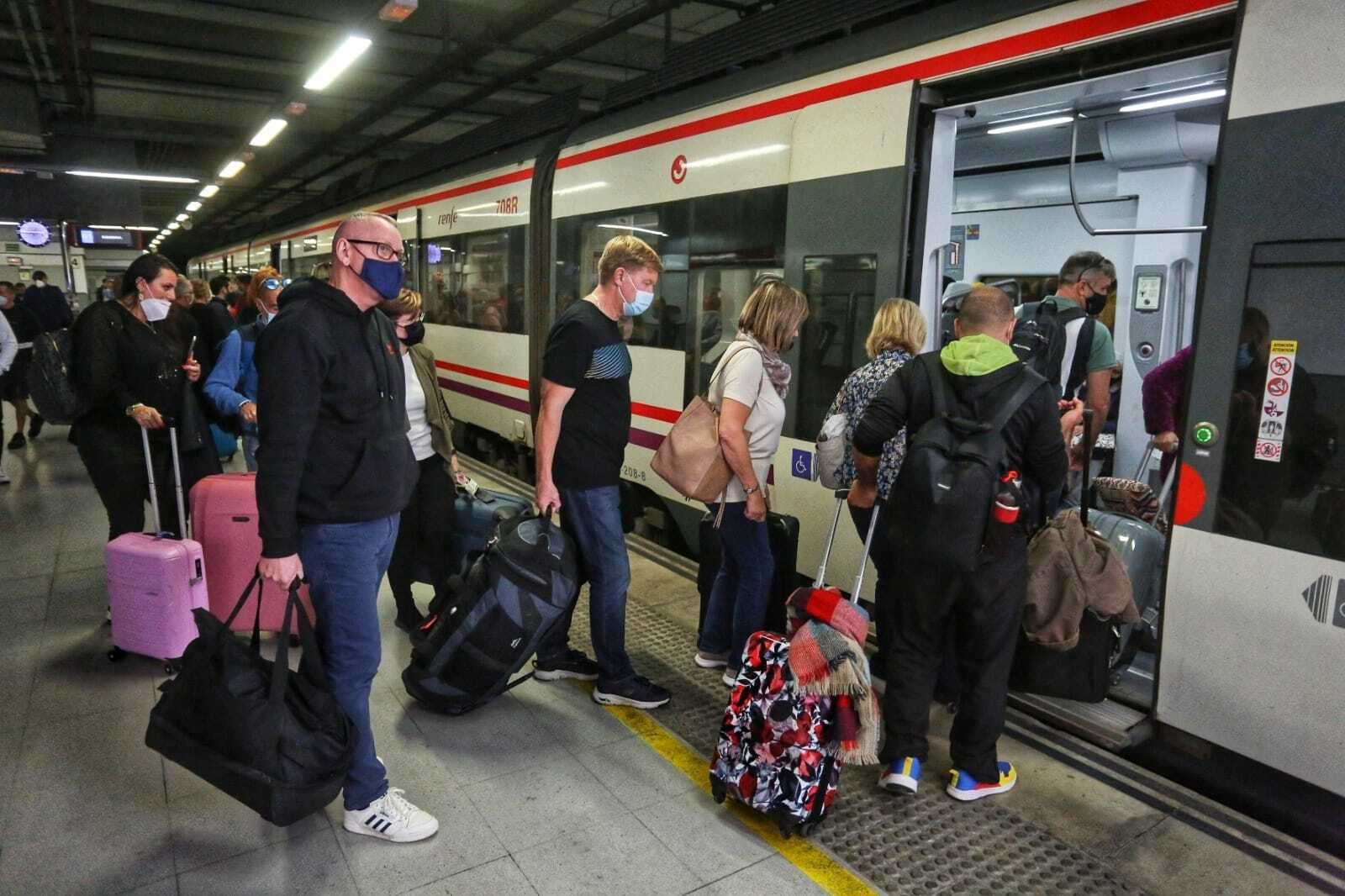Viajeros suben a uno de los trenes de Cercanías en Málaga.