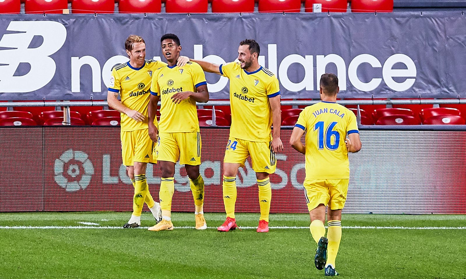 Álex, Lozano y Malbasic celebran el gol en San Mamés.
