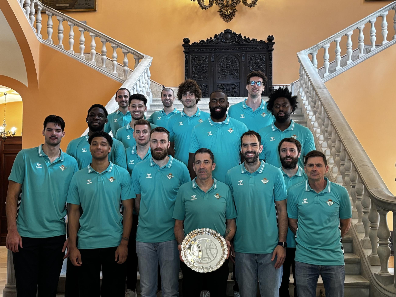 La pantilla del Betis Baloncesto posa con al trofeo de campeones