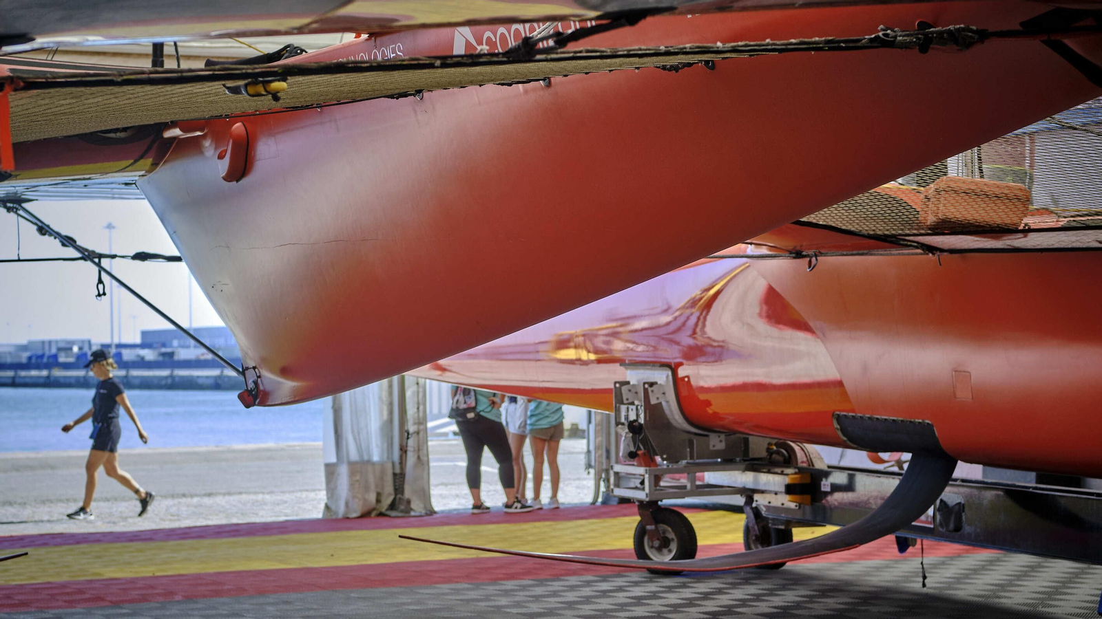 El dinero y los barcos, todos clónicos, los ponen Larry Ellison, el cofundador de Oracle y séptimo hombre más rico del mundo, y Russell Coutts, cinco veces ganador de la Copa América, que se inventaron SailGP en 2019 con solo seis países.