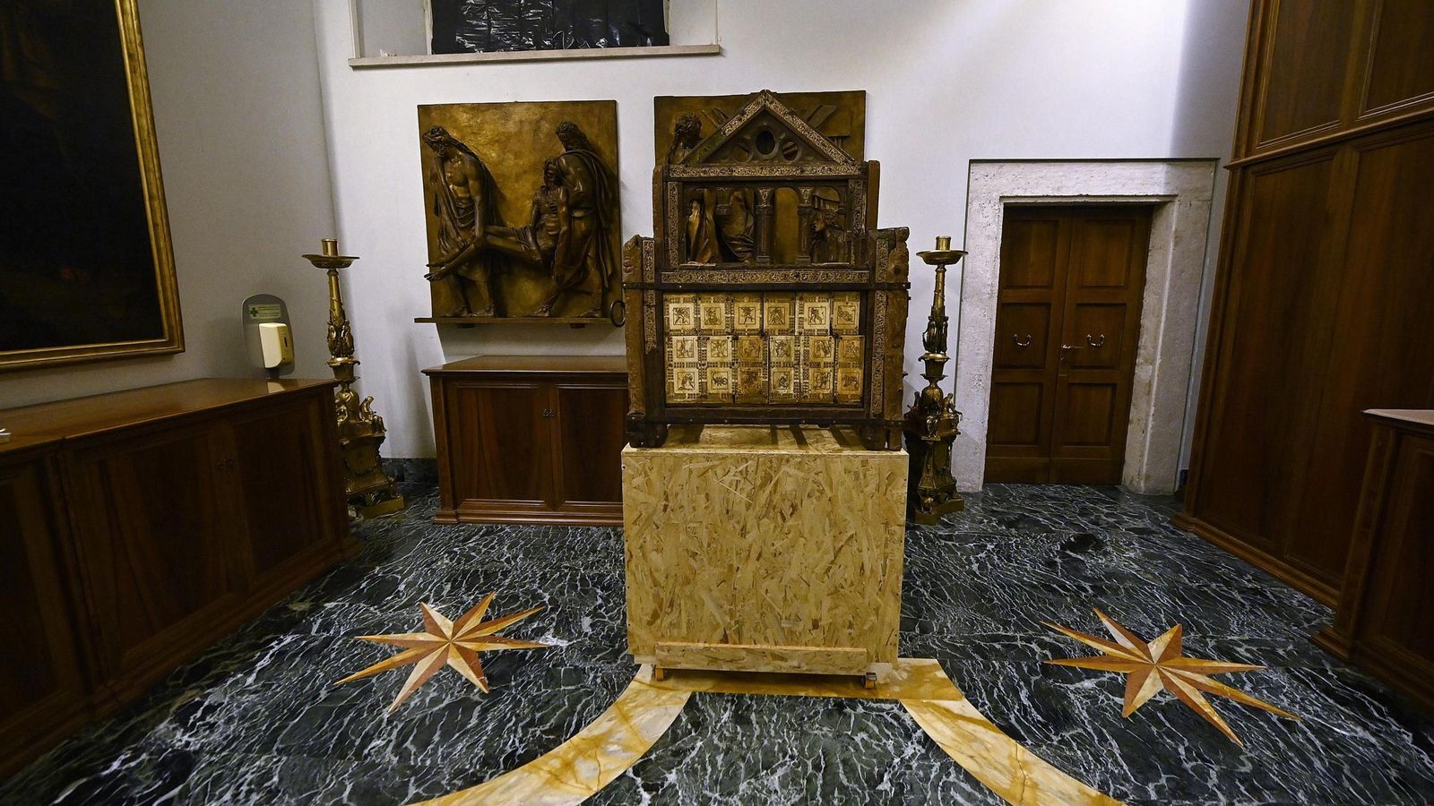El trono de la cátedra, en la Basílica de San Pedro. El trono de la cátedra, en la Basílica de San Pedro.