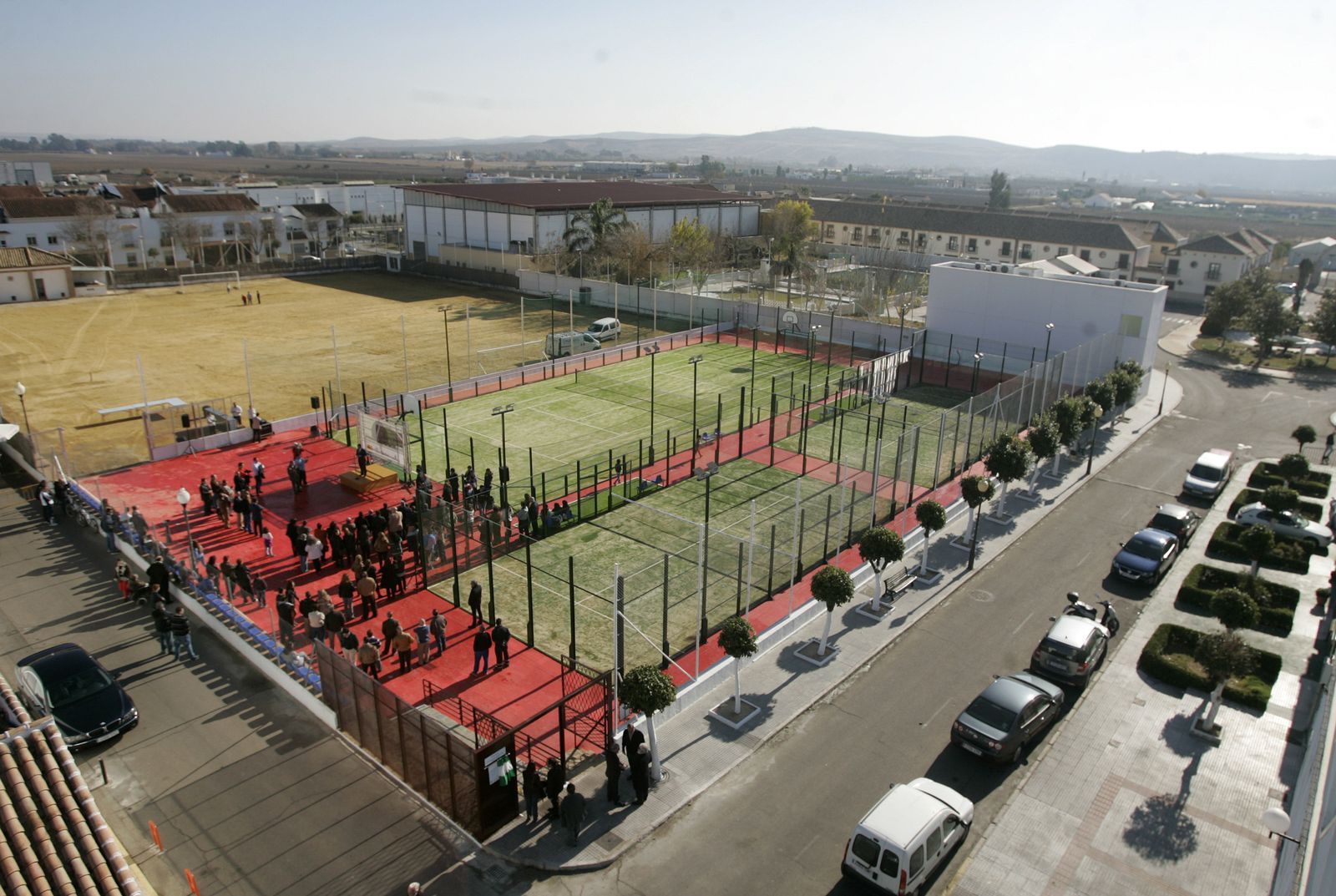 Pistas de pádel y campo de fútbol en Córdoba.