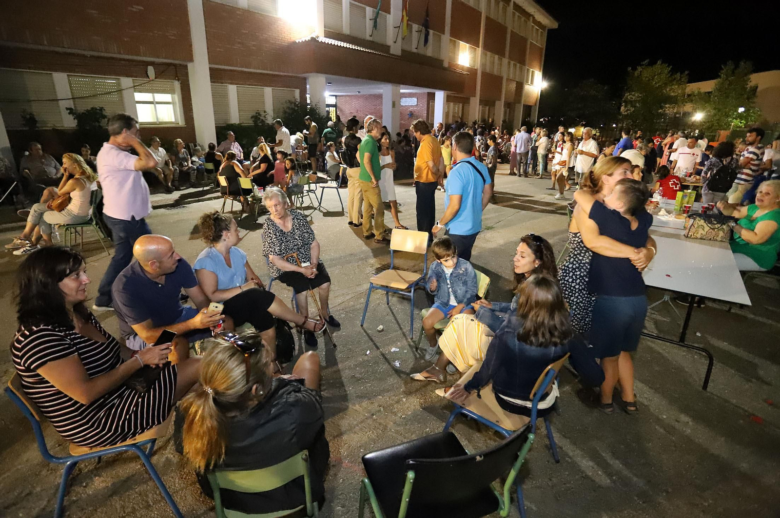 Imágenes de los evacuados de  Almonaster acogidos en Cortegana por el incendio