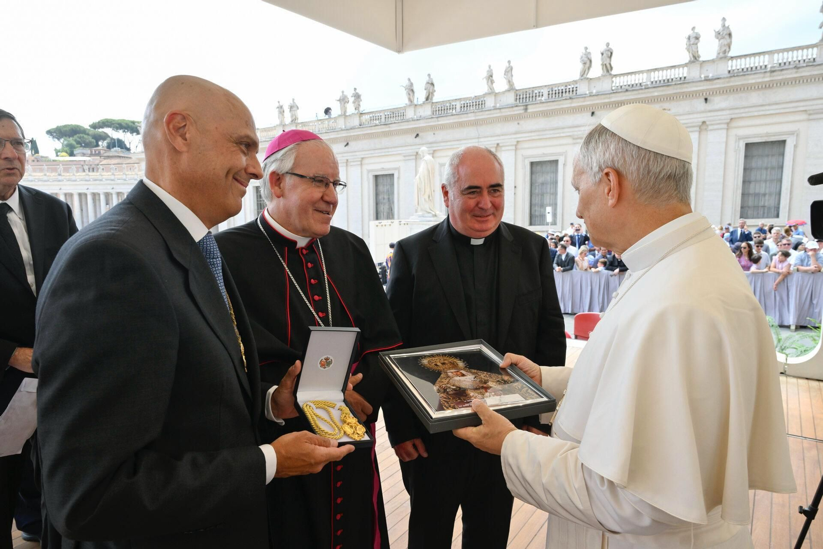 El papa recibe una fotografía de la Esperanza de Triana