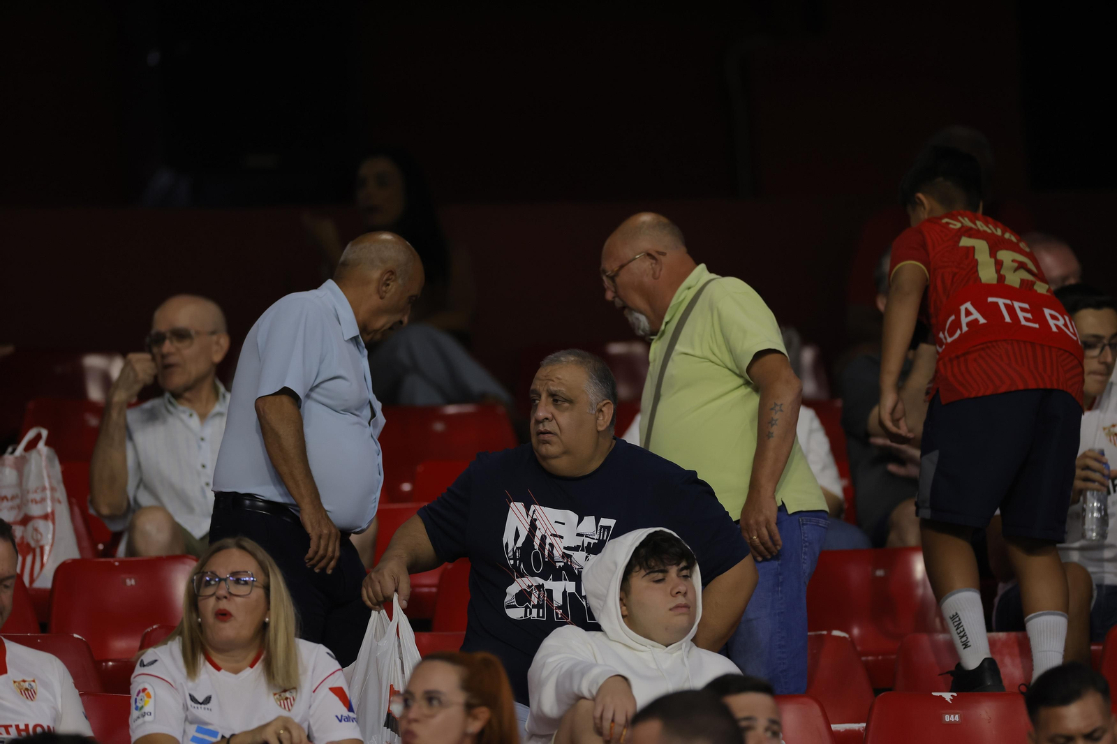 Búscate en las fotos del Sevilla-Lens