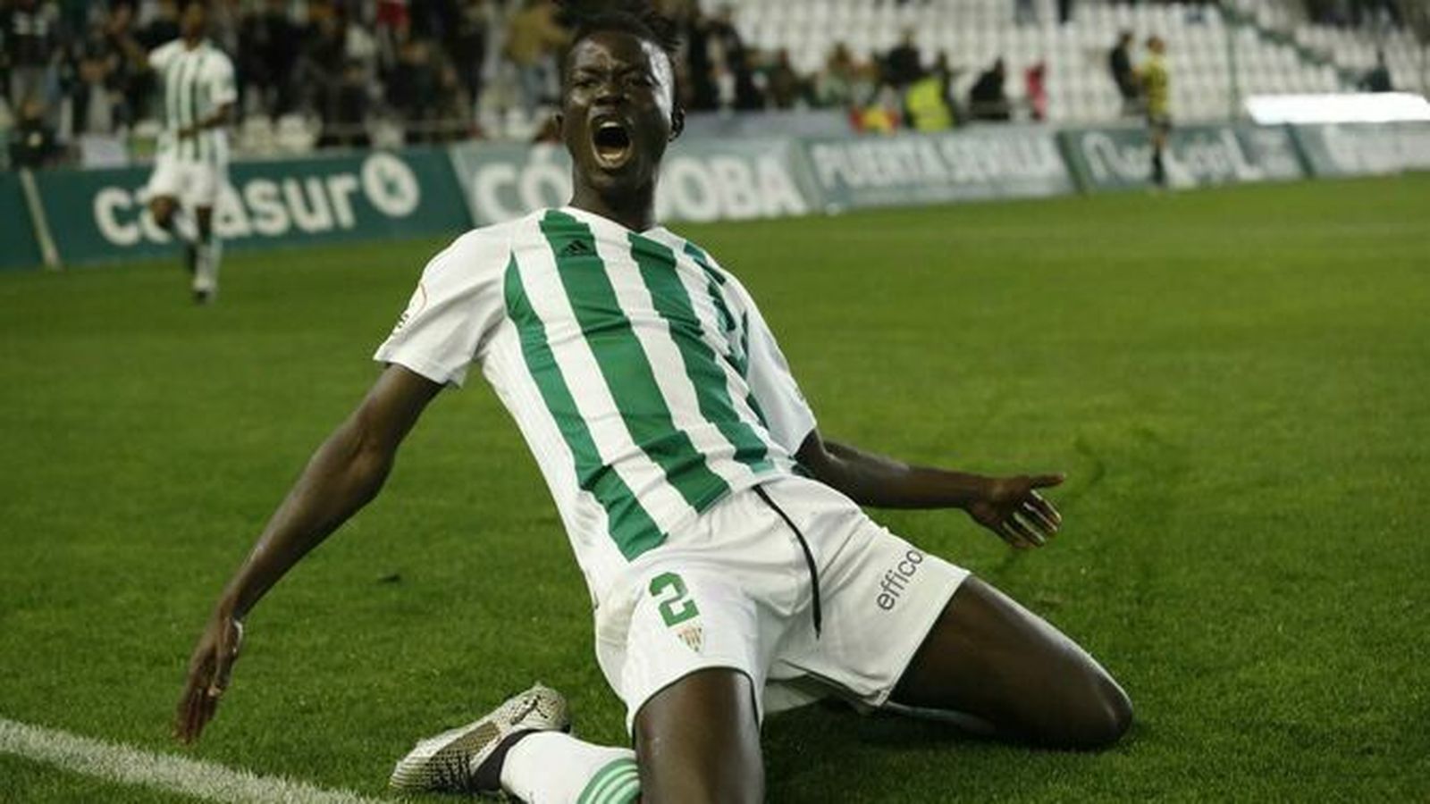 El cordobesista Djetei celebra uno de los goles en el Nuevo Arcángel.