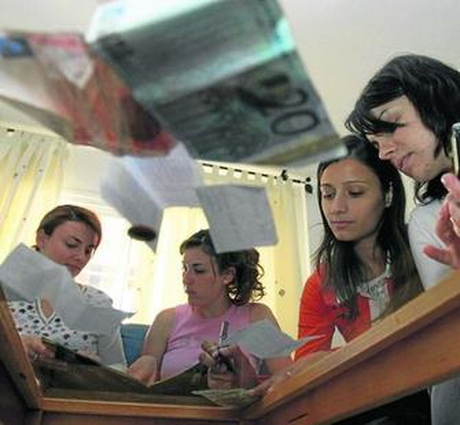 Un grupo de universitarias ajusta las cuentas en un piso de alquiler.