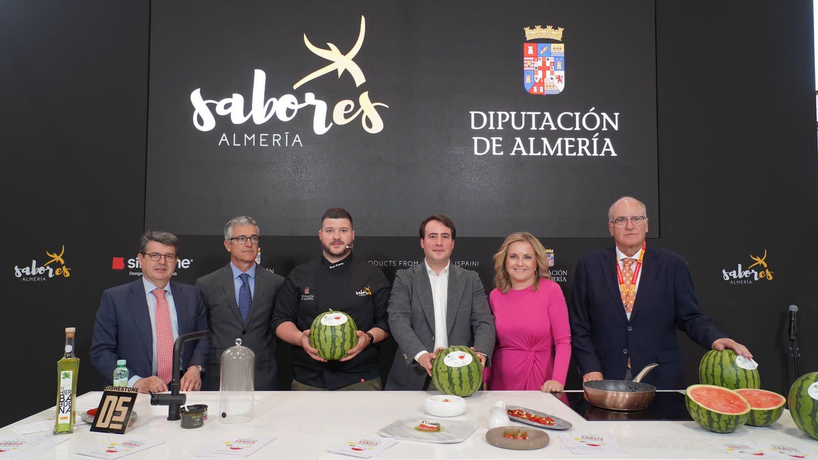Foto de familia en el estand de 'Sabores Almería' con la primera Sandía de Europa.