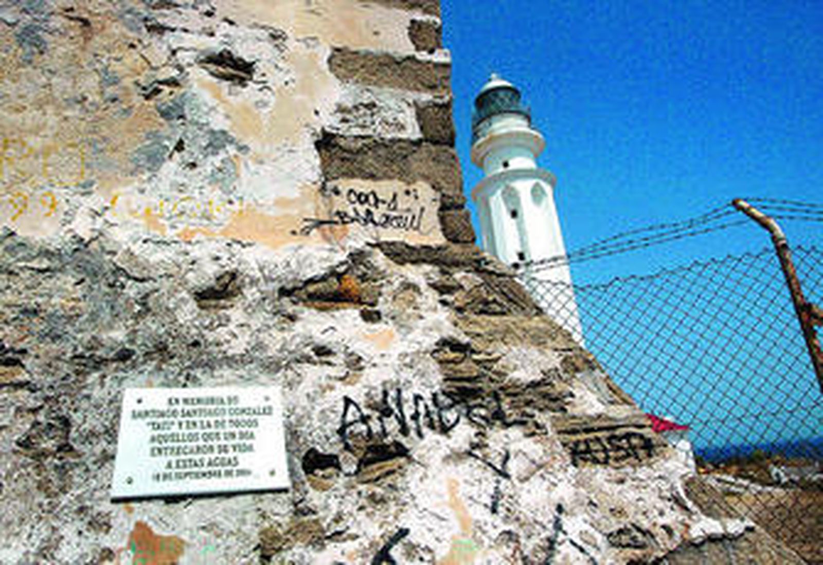 El faro de Trafalgar, en Barbate, visto desde la cara del tómbolo que da al Bajo de la Aceitera.